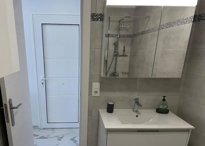 Location C, Americas, Pool View Sunny Wifi