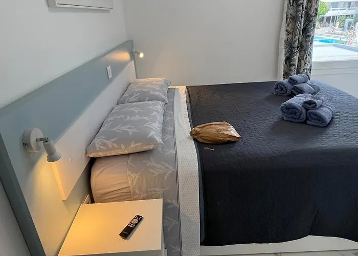 Location C, Americas, Pool View Sunny Wifi Apartment *